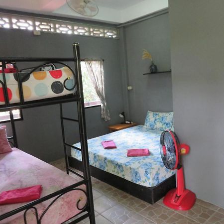 Same Same Guesthouse, Bar & Restaurant (Adults Only) Haad Rin Exteriör bild