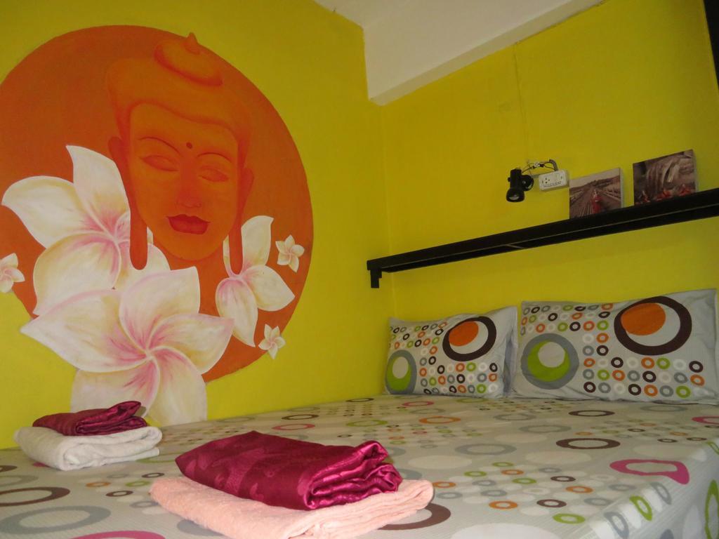 Same Same Guesthouse, Bar & Restaurant (Adults Only) Haad Rin Exteriör bild