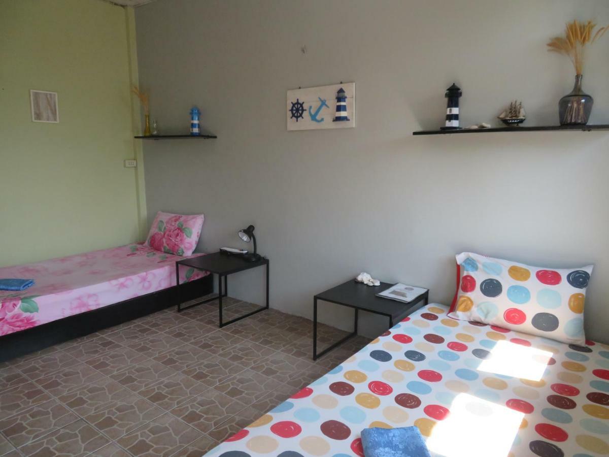 Same Same Guesthouse, Bar & Restaurant (Adults Only) Haad Rin Exteriör bild