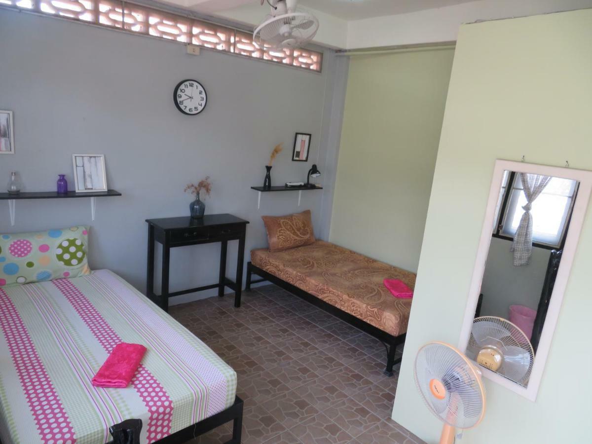 Same Same Guesthouse, Bar & Restaurant (Adults Only) Haad Rin Exteriör bild